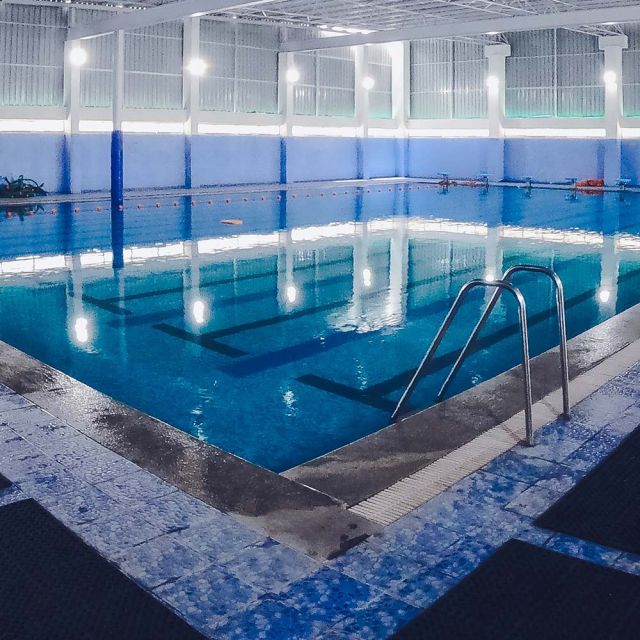 Hallenbad / Schwimmbad (Symbolbild) © Travel Nomades / Unsplash (5ZlxOhxbXHI)