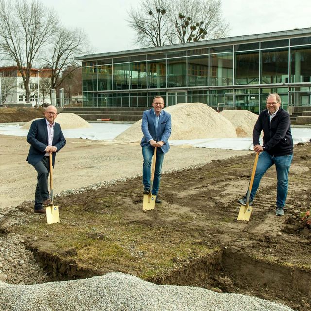 Spatenstich: Freizeitanlage vor der Oberndorfer Stadthalle, Innerkofler, Djundja, Kettl (v.L.n.R) © Stadtgemeinde Oberndorf