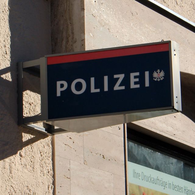 Polizei / Schild: Gebäudeschild der Polizei (St. Gilgen) © Roland Vidmar