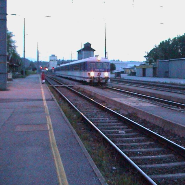 Seekirchen, Bahnhof mit Zug auf Gleis © Roland Vidmar