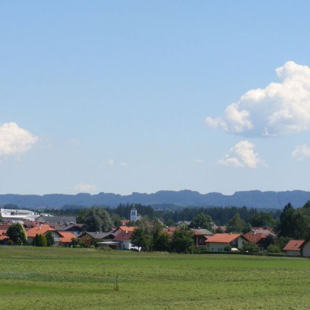 Bürmoos, Vordergrund Ortsteil Kellerwand (Blick von Westen) © „Bürmoos“ von Eweht - Eigenes Werk. Lizenziert unter CC BY 3.0 über Wikimedia Commons - https://commons.wikimedia.org/wiki/File:B%C3%BCrmoos.JPG#/media/File:B%C3%BCrmoos.JPG