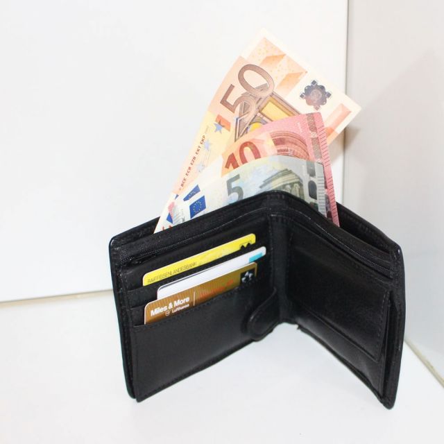 Wirtschaft / Geld / Brieftasche mit Euro-Scheinen (2) © Roland Vidmar