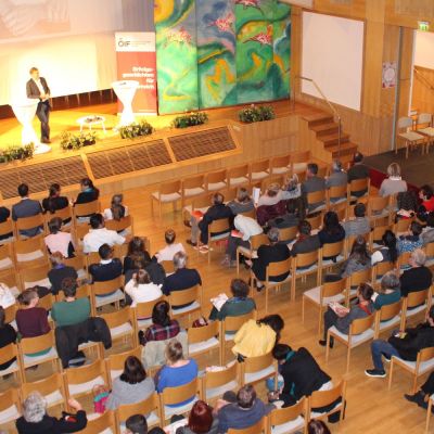 Freiwilligenbörse Salzburg: Event im Festsaal Neumarkt, Mag. Wolfgang Schick auf der Bühne © Roland Vidmar