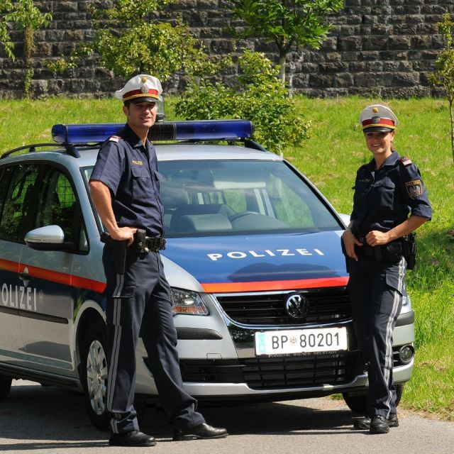 Polizei / Polzisten vor einem Polizeiauto © „Österreichische Bundespolizei 07“ von böhringer - Genehmigte Fotoaufnahmen am 27. Juli 2011 in Bregenz. Lizenziert unter CC BY-SA 3.0 über Wikimedia Commons - https://commons.wikimedia.org/wiki/File:%C3%96sterreichische_Bundespolizei_07.jpg#/media/File:%