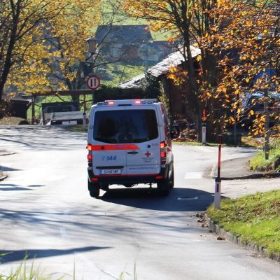 Rettung / Rettungsauto im Dorf unterwegs (von hinten) © Roland Vidmar