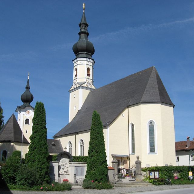 Berndorf / Pfarrkirche © „Berndorf bei Salzburg - Pfarrkirche“ von Lombardelli - Eigenes Werk. Lizenziert unter CC BY-SA 3.0 über Wikimedia Commons - https://commons.wikimedia.org/wiki/File:Berndorf_bei_Salzburg_-_Pfarrkirche.jpg#/media/File:Berndorf_bei_Salzburg_-_Pfarrkirche.jp