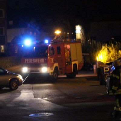 Feuer / Feuerwehrauto neben einem PKW (Symbolfoto) © Roland Vidmar