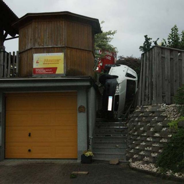 Autounfall mit Fahrzeug auf Treppe © Freiwillige Feuerwehr Straßwalchen / Genehmigung vom Feuerwehrverband Salzburg, Leopold Winter