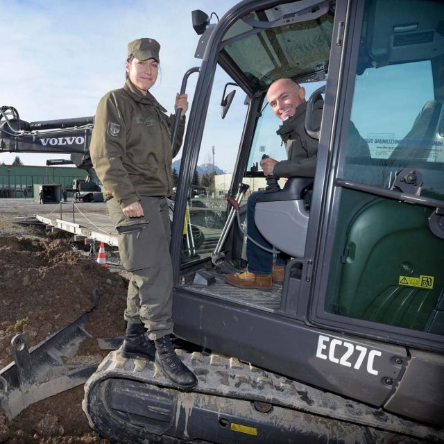 Bundesheer: Verteidigungsminister Klug mit Soldatin mit einem neuen Baggger (Schwarzenberg-Kaserne) © Bundesheer / Pusch